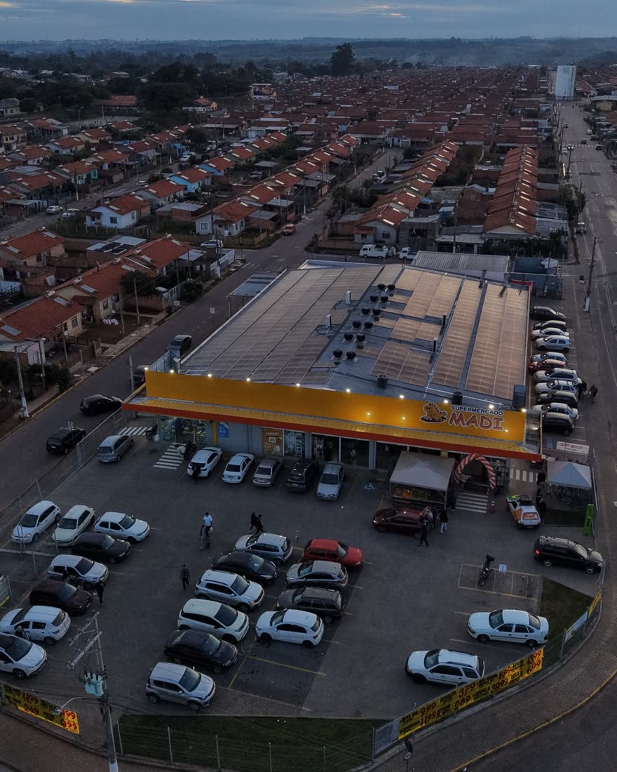 Vista aérea da loja do Supermercado Madi da Av. Breno Garcia, em Gravataí