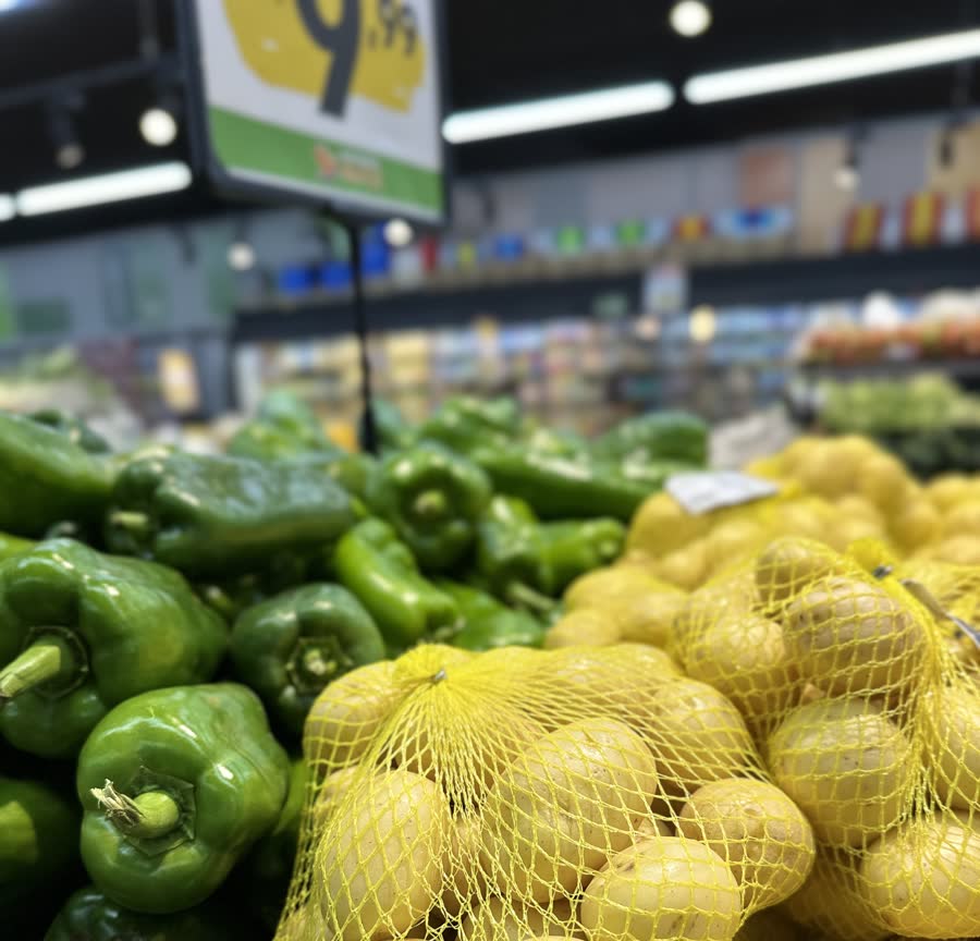 Pimentões verdes e batatas em rede no hortifrúti