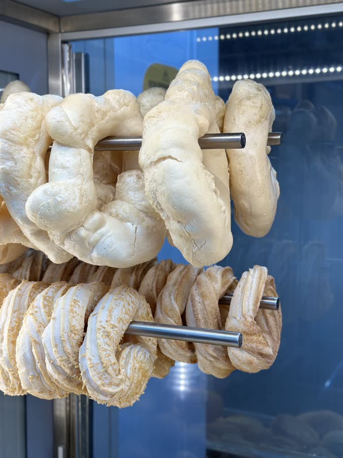 Roscas no espeto na vitrine da padaria
