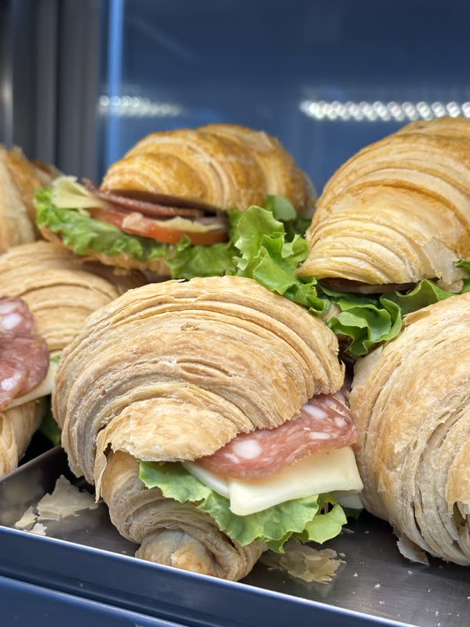 Croissants recheados com presunto, queijo e alface na padaria