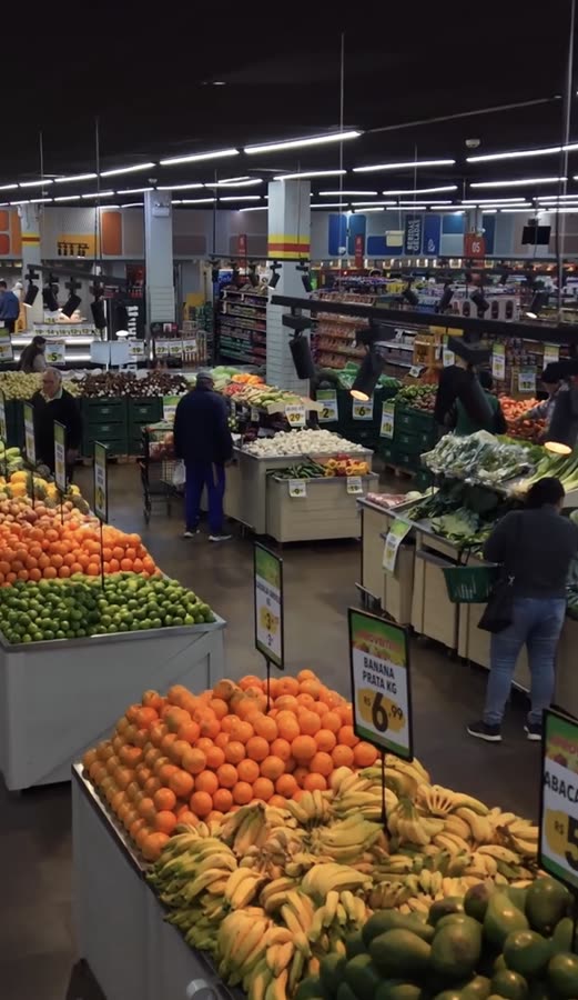 Hortifrúti do Supermercado Madi, com frutas, verduras e clientes na loja